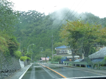 天井を低くした雲