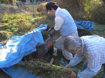 古民具足踏み脱穀機