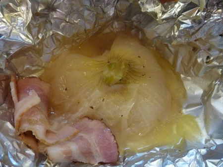 新玉葱をベーコンで包み