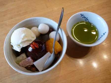 クリームあんみつに白玉