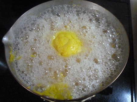 アクは丁寧に取り除きます