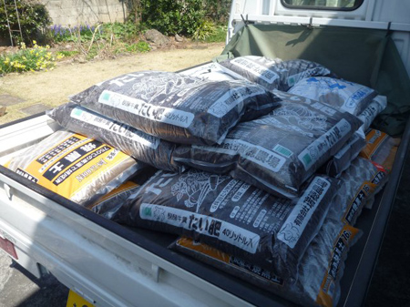 焼黒土１０袋・堆肥８袋・くん炭２袋・鶏糞２袋