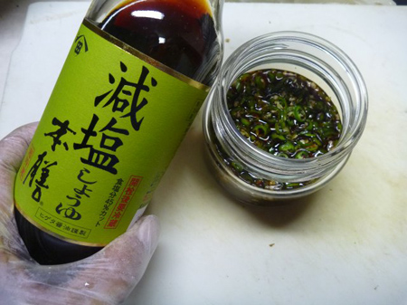 醤油を入れます