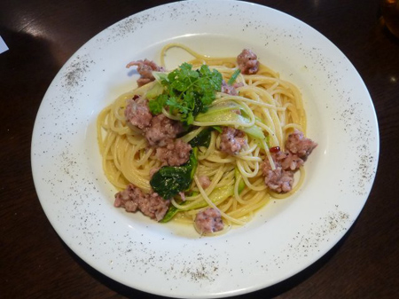 イベリコ豚のソーセージとグリーン野菜のカルボナーラ