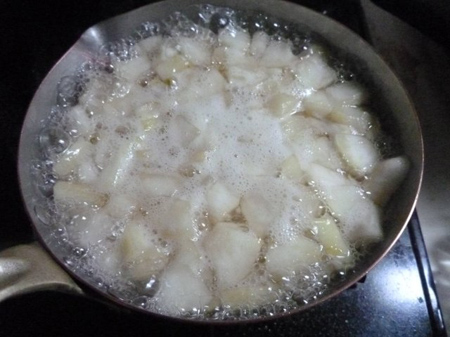 丁寧に灰汁取り