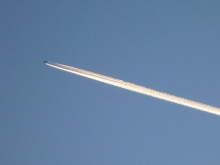 青空に飛行機雲