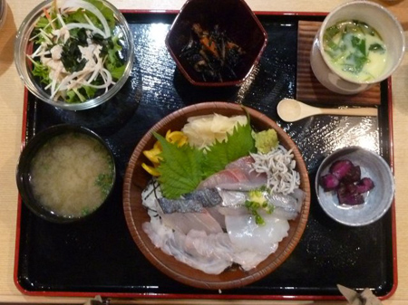 地魚てっぱつ大漁丼