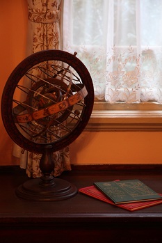 木目を基調とした調度品