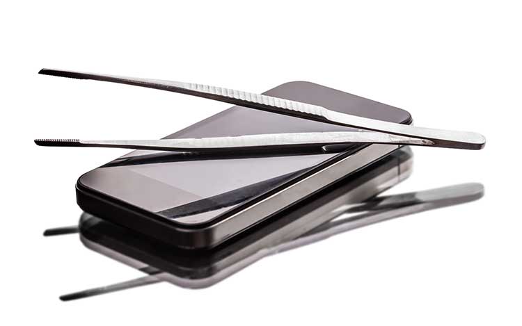 iPhoneとピンセット