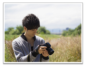 カメラを覗き込む男性