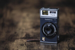 【フイルムカメラ】おしゃれな縦型デザインのハーフサイズフイルムカメラ「ヤシカ ラピード」