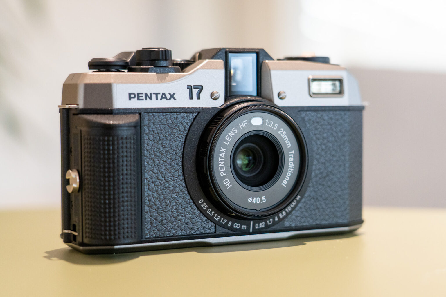 20年の時を超えてつくられたフィルムカメラ「PENTAX 17」｜現代にマッチしたアナログ製品の魅力や開発秘話を担当者にインタビュー ShaSha