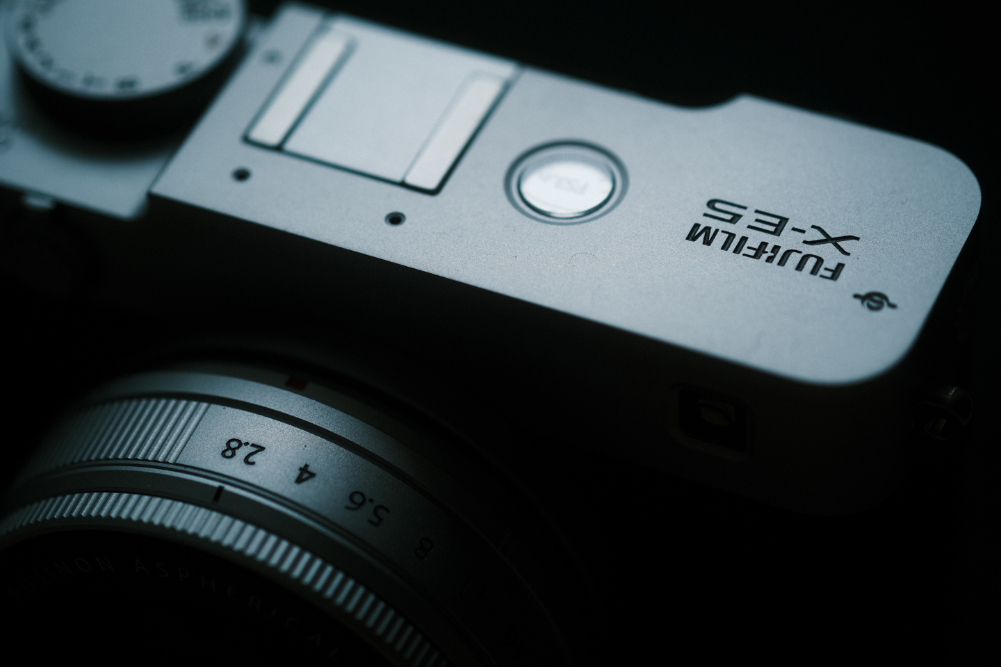 第五世代の最終形態？X-E5はレンズ交換できるX100VIなのか