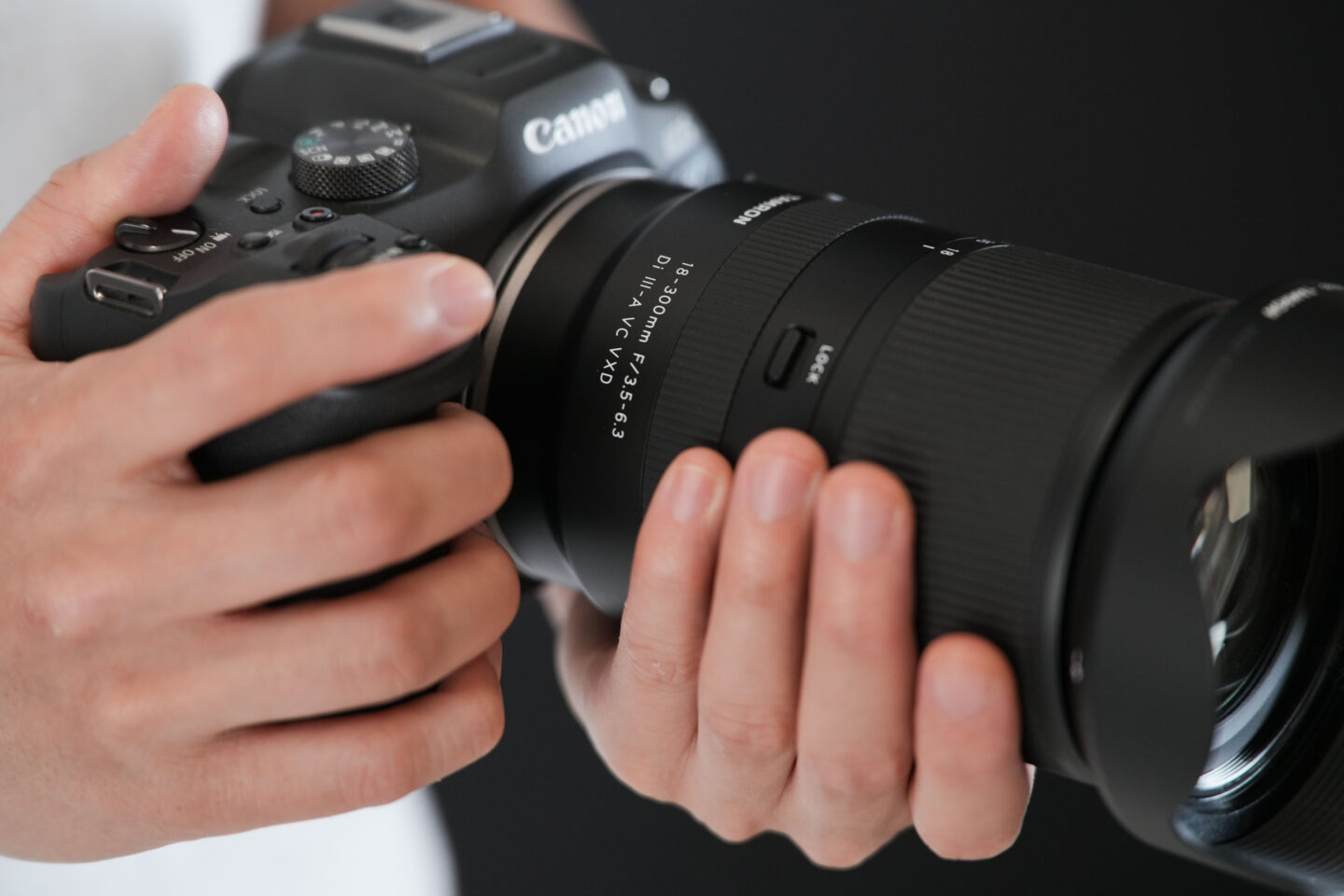 一本で超望遠から広角まで!待望のRFマウントで登場。手ブレ補正機構VCを搭載の高倍率ズーム タムロン「18-300mm F/3.5-6.3 Di III-A VC VXD」