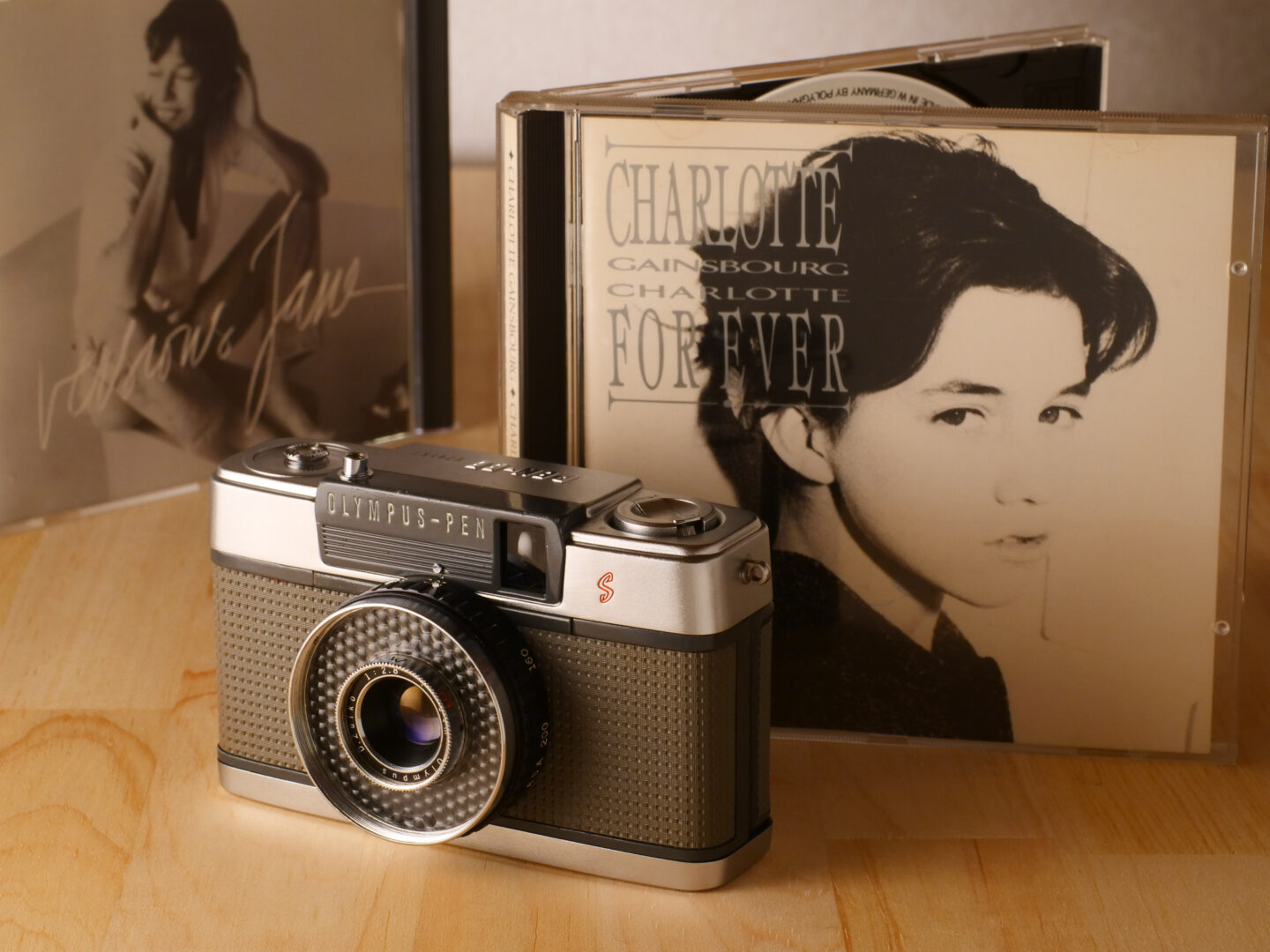 映画の中の、あのカメラ｜17 ジェーンとシャルロット(2023)　オリンパス　ペンEES