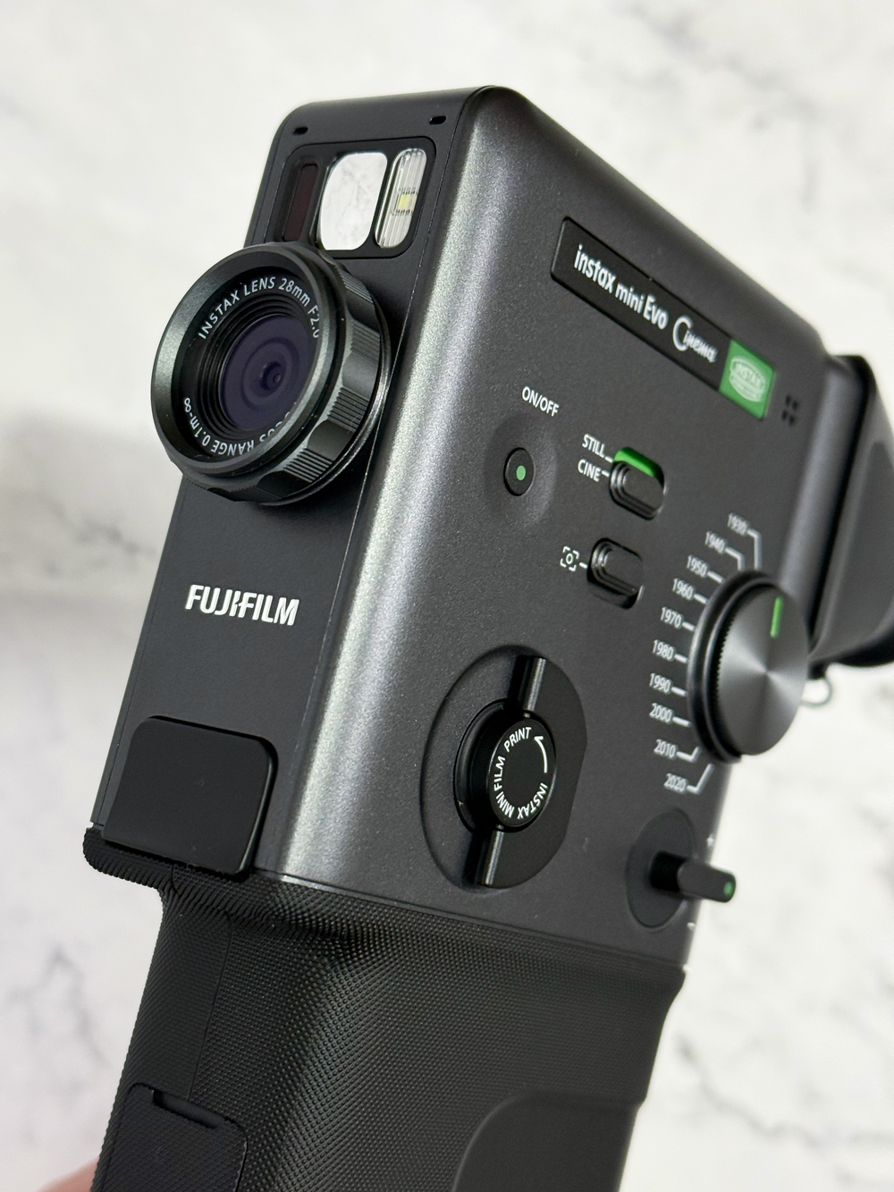 ジダイヤルでタイムスリップ！遊び心満点！富士フイルム「instax mini Evo Cinema」