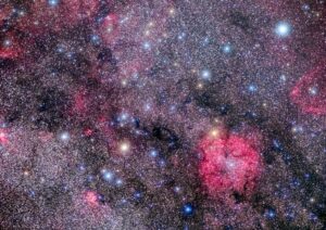 星空に赤い星雲を美しく描写する『OM SYSTEM OM-3 ASTRO』飯島 裕