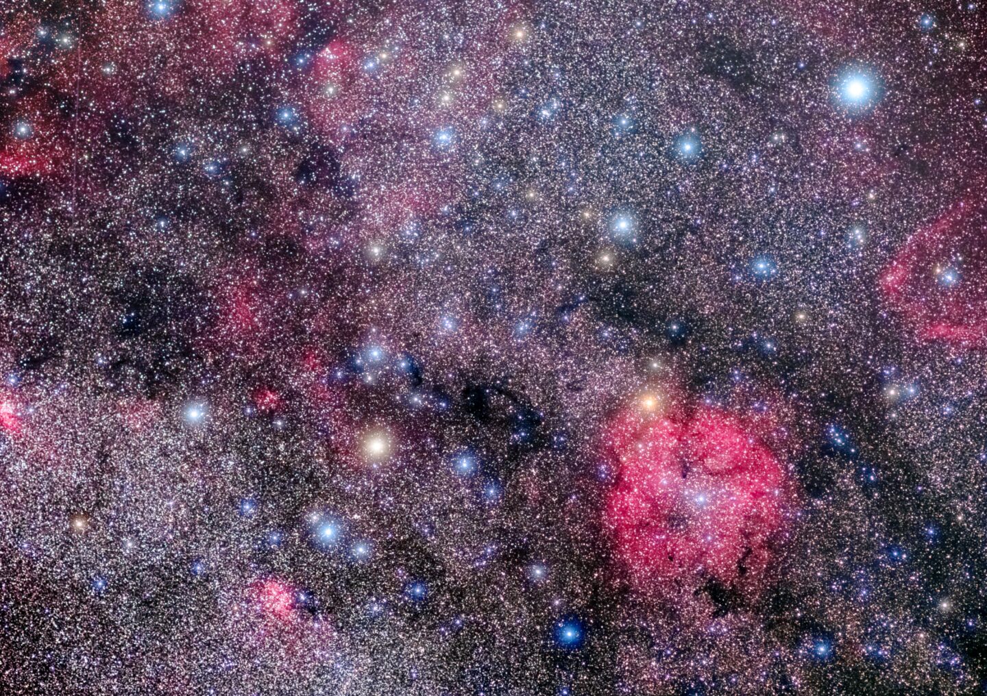 星空に赤い星雲を美しく描写する『OM SYSTEM OM-3 ASTRO』飯島 裕