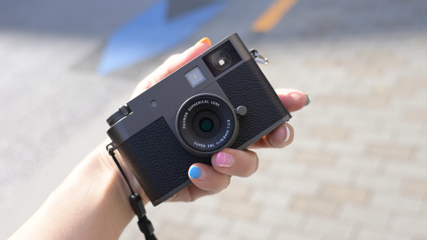 富士フイルム X half｜フィルム派、デジタル派、どちらにも響くフィルムライクなハーフサイズのミラーレスカメラ