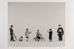 名作は砂丘ではなく地元の砂浜で生まれた。 ご子息が明かす植田正治の「写真する」日常