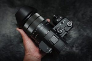 掌にのる600mm超望遠、1インチセンサーの高倍率ズーム機 ソニー「RX10 V」