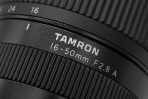 コストパフォーマンスの高いAPS-C大口径F2.8標準ズームレンズ、タムロン「16-50mm F2.8 A」