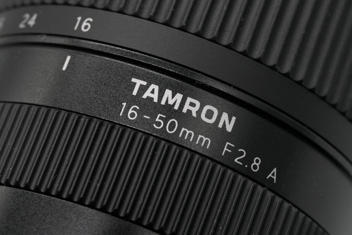 コストパフォーマンスの高いAPS-C大口径F2.8標準ズームレンズ、タムロン「16-50mm F2.8 A」