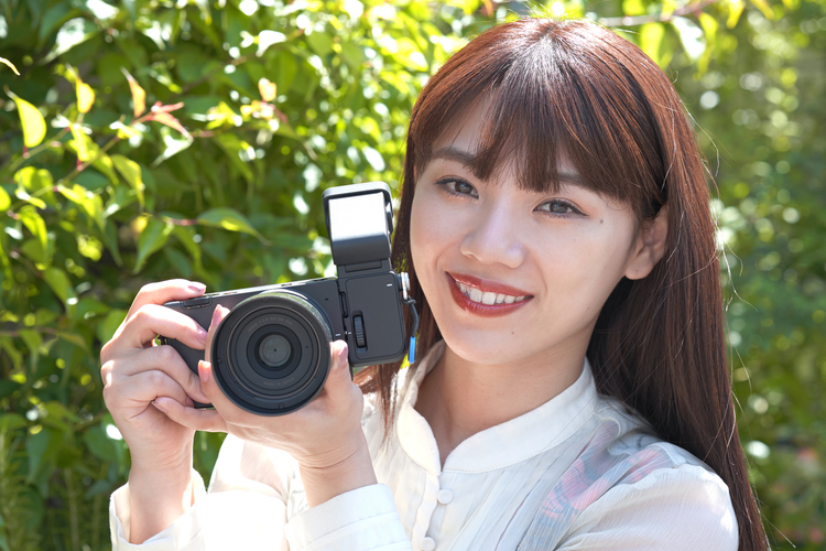 00_シグマ fp Lを持つモデルの大川成美さんの写真.jpg