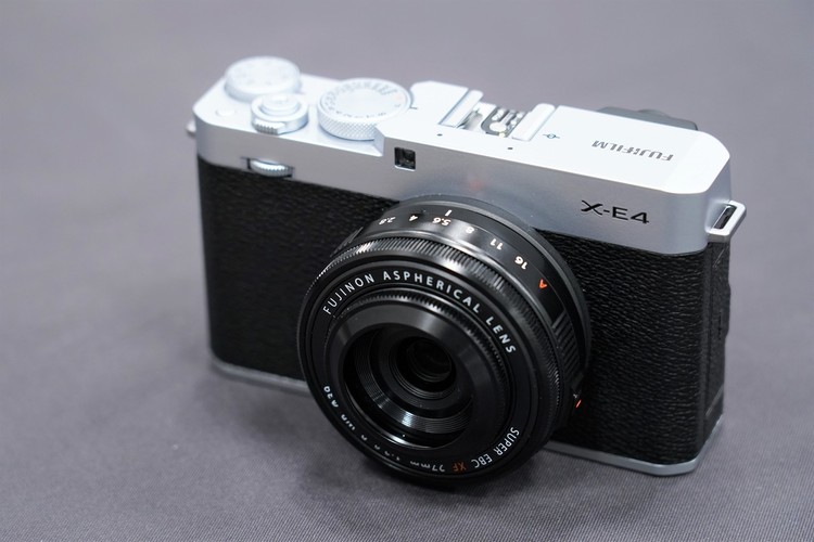 富士フイルム X-E4｜携帯性をアップしたXシリーズ最小最軽量カメラ