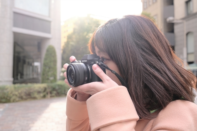 00_富士フイルムX-S10で撮影する女性.JPG
