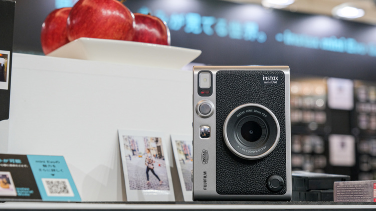 01_2_富士フイルム“チェキ”「instax mini Evo」の製品画像.jpg