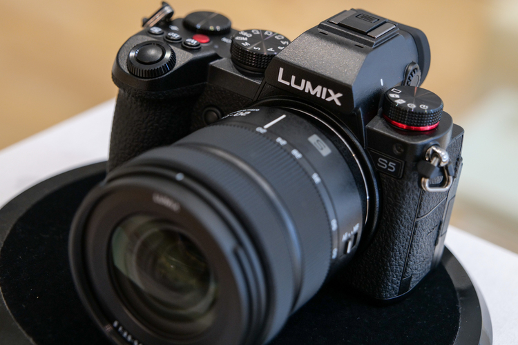 01_パナソニック LUMIX S5製品画像.jpg