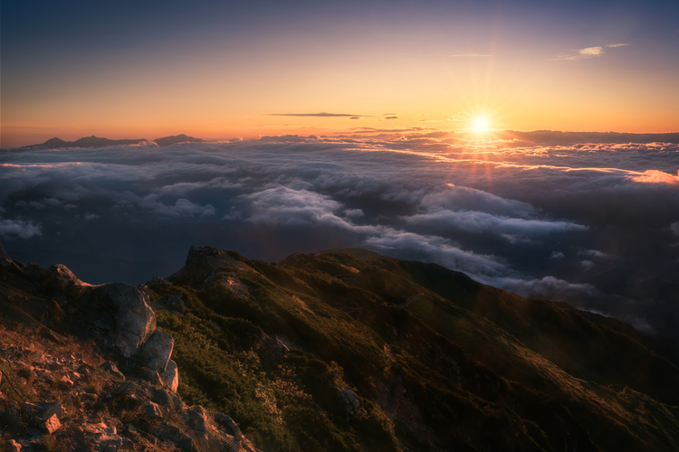 06_唐松岳からの日の出と雲海を広角レンズで撮影した作例.jpg