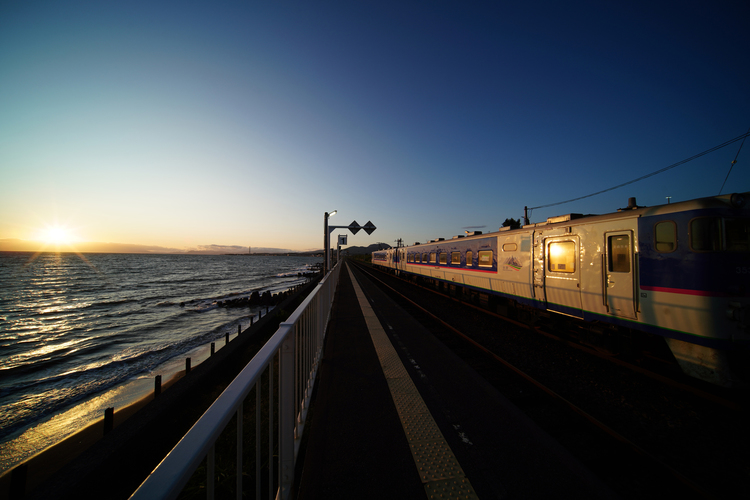 海と列車を写した画像