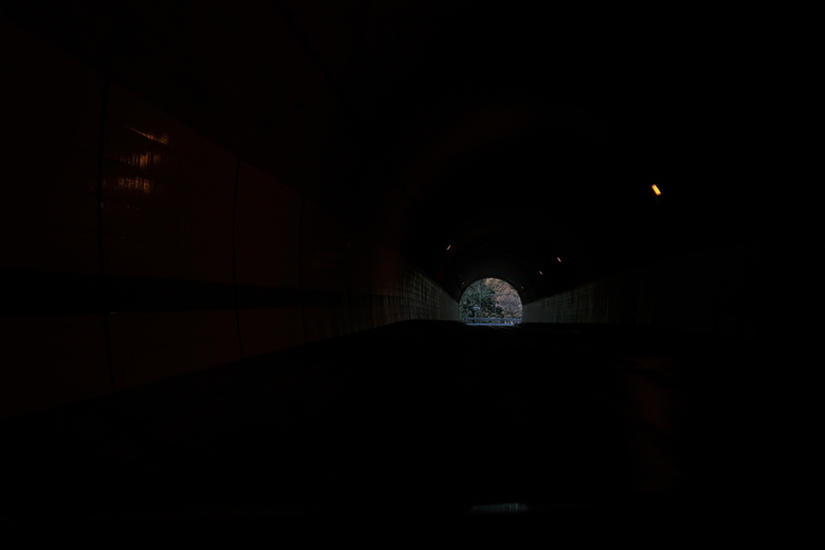 トンネル内の暗所を撮影した写真.JPG