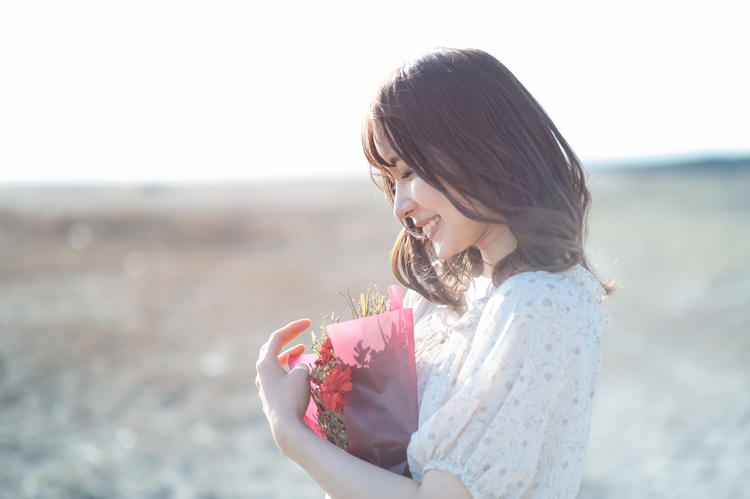 海辺で花束を持つ女性_5.jpg