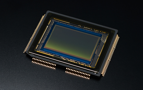 デジタル一眼レフと同等の画質を描き出す 大型CMOSセンサー。