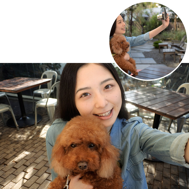 構図やアングルを確認しながら、タッチ操作で自分撮り。