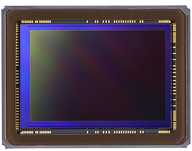 最新のセンサー技術を導入。自社生産・自社開発の新CMOSセンサー。