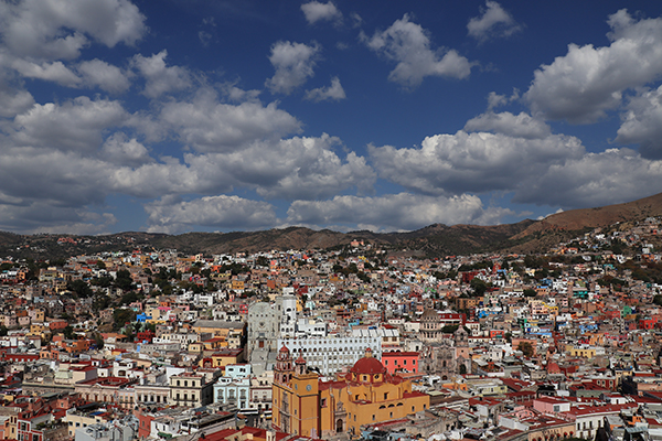 最先端の高画質、APS-Cサイズ CMOSセンサー。