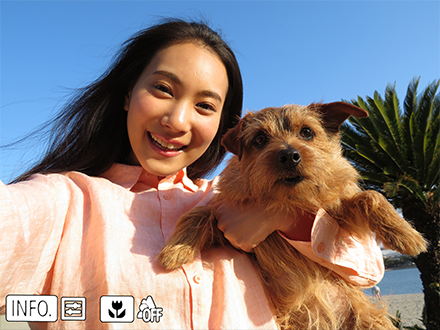 上側約180°に可動、自分撮りやローアングルに活躍する「チルト液晶」