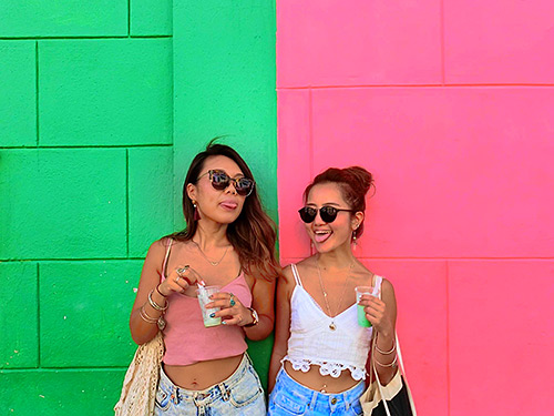 旅先でのセルフィーをビビッドに