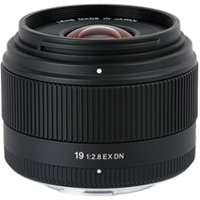 製品写真：シグマ 19mm F2.8 EX DN マイクロフォーサーズ用