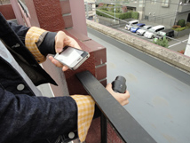 片手で被写体を狙える