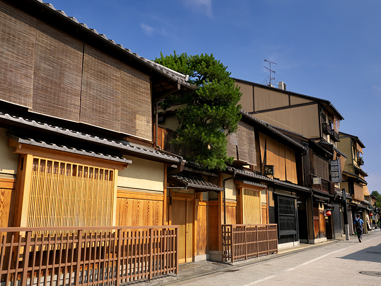 西陣織とはどんな織物？先染めの特徴や名前の由来、歴史の歩みを徹底解説