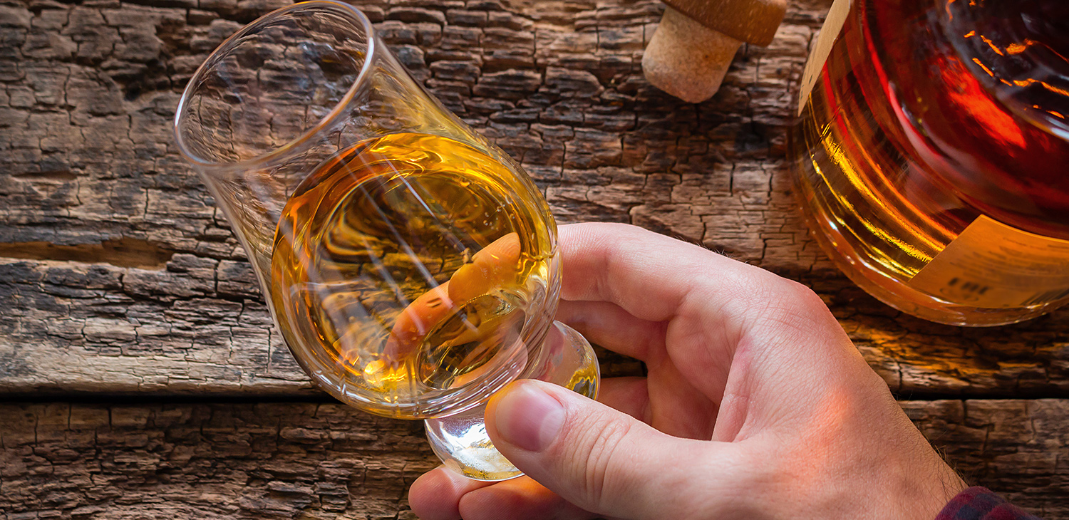 ブランデーの種類とは？ウイスキーとの違いや原料・ランクの仕組み