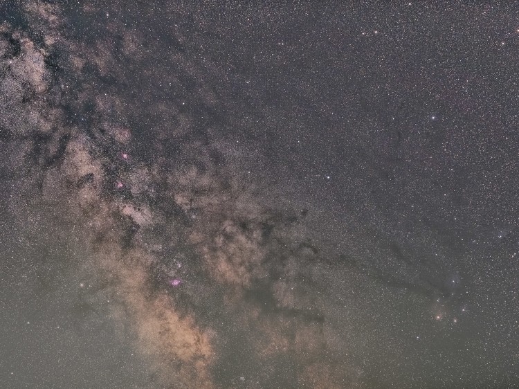 富士フイルム GFX100S レビュー|逆転の発想で高感度性能の限界をブレイクスルーした星空撮影の革命機